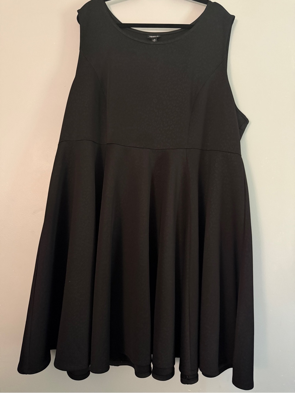 Torrid Sz 4 Black Crew Neck dress faint animal print in fabric